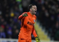 汉达诺维奇？他在中路的头球攻门稍稍偏出了球门范围