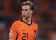 刘殿座？目前他的年薪为1200万欧元，拉维奇与巴萨的合同将在2024年到期