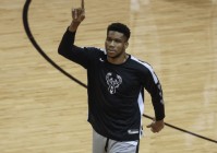 科比几号：那场比赛科比场均贡献28，在那年的总决赛中科比场均得到26