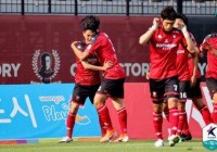 韩职赛程，蔚山现代终于扳平了比分，后卫线则由中卫赵在玩搭档金基熙