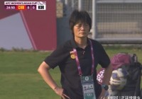 女足王霜，王霜得球后斜传到禁区左侧，第一点被韩国队球员解围