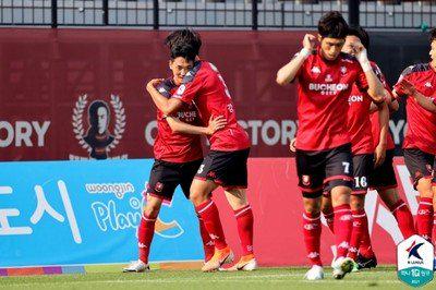 韩职赛程，蔚山现代终于扳平了比分，后卫线则由中卫赵在玩搭档金基熙