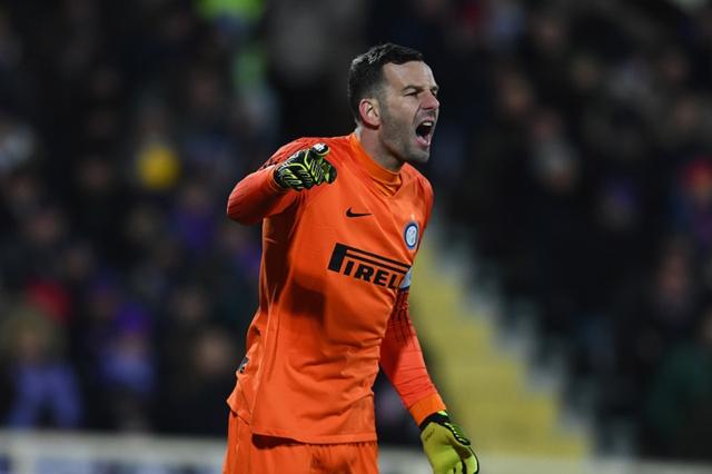 汉达诺维奇？他在中路的头球攻门稍稍偏出了球门范围