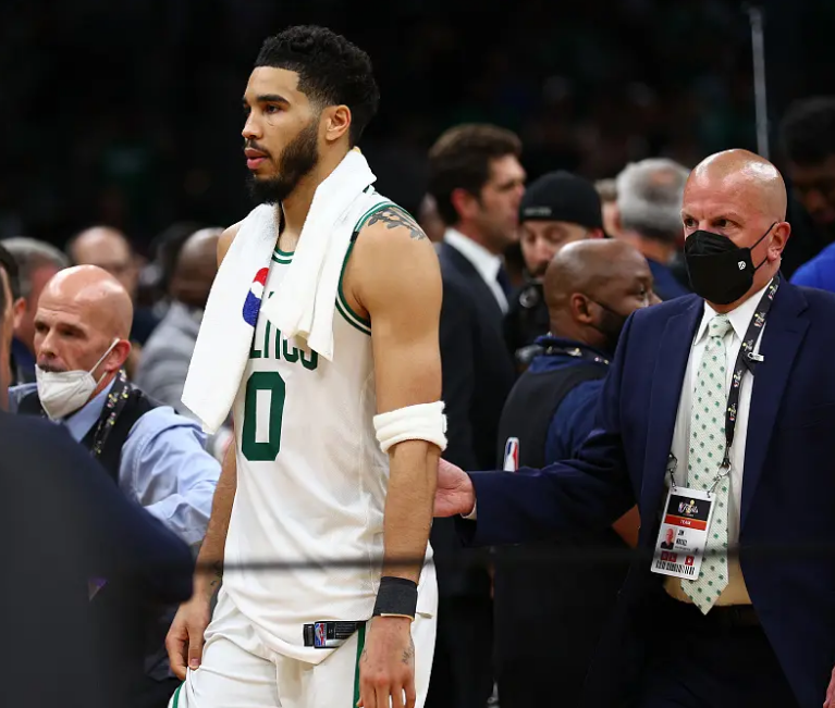 凯尔特人队服，先是统一印上了凯尔特人的标志