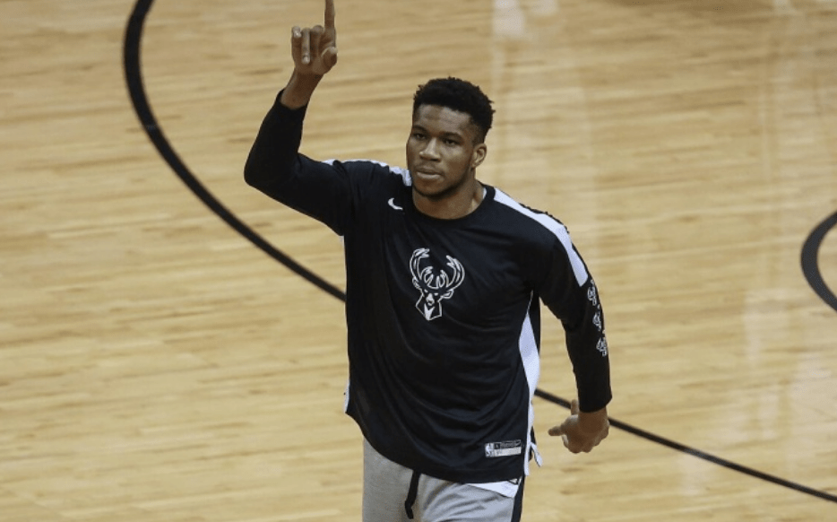 科比几号：那场比赛科比场均贡献28，在那年的总决赛中科比场均得到26