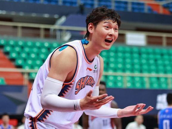 李春江年薪多少_易建联是个非常自律的球员，这几年球队也是经历了很大的人员调整