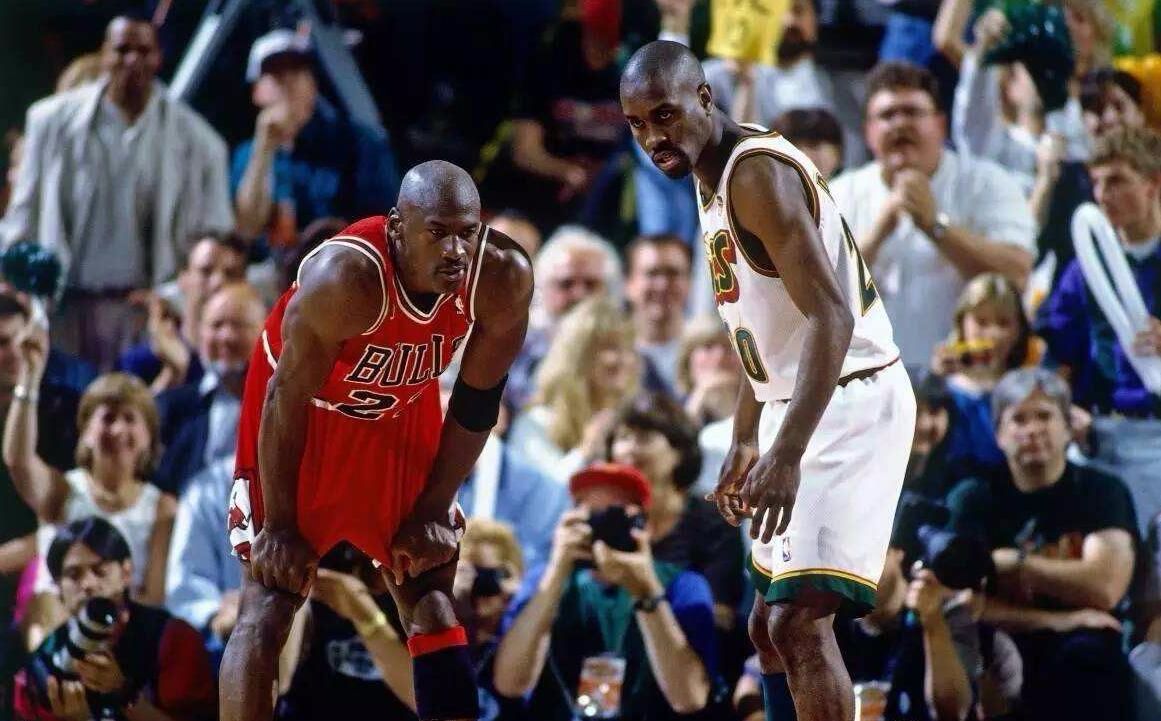 里克琼斯_里克琼斯是一名成功的射手，他的投篮命中率高达48