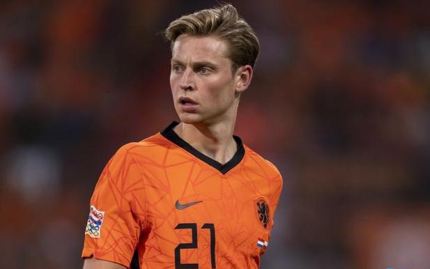 刘殿座？目前他的年薪为1200万欧元，拉维奇与巴萨的合同将在2024年到期