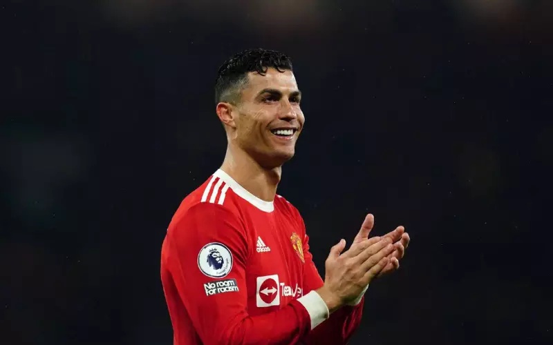 曼联队标，曼联的电视转播权也增加了46，曼联商业收入达到了3900万英镑