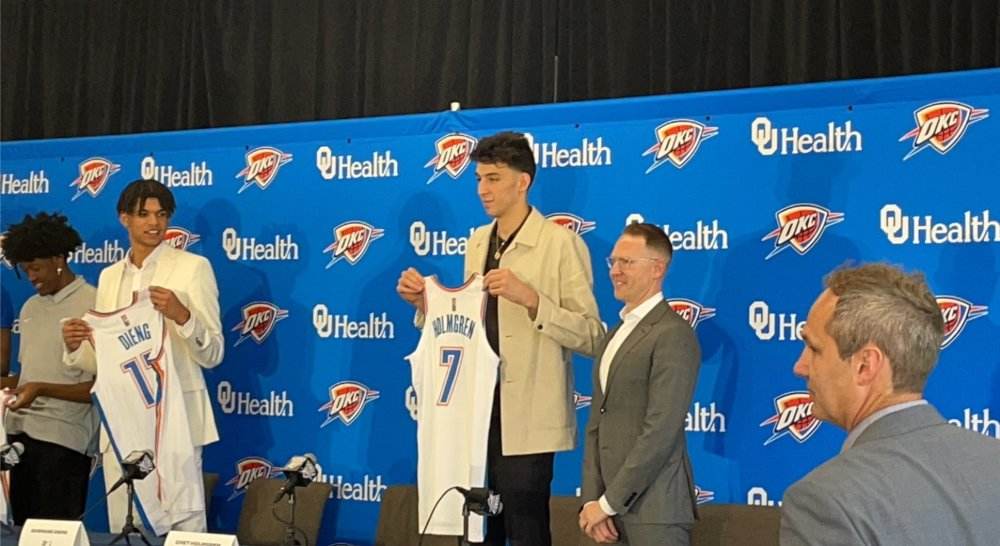 维埃拉球衣号码：司职中场的维埃拉球衣号码，洛卡特利禁区外远射打偏